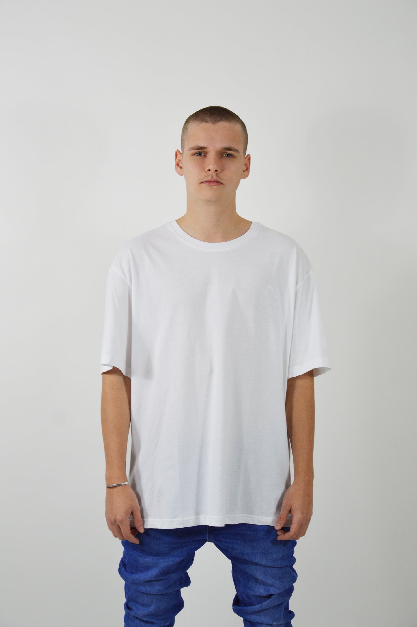 CIRCLE WHITE